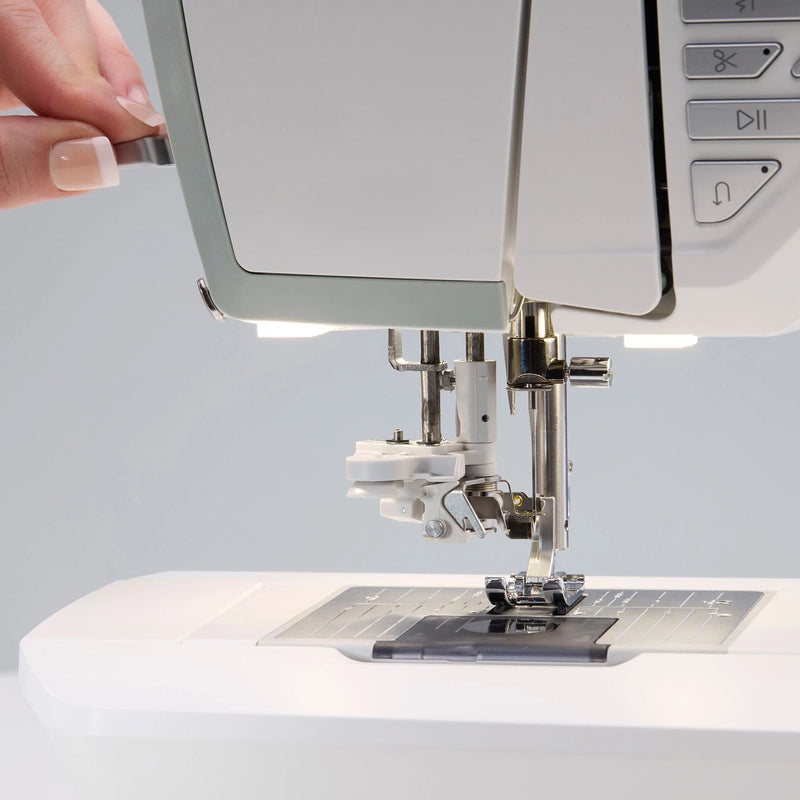 Husqvarna® Viking® Topaz™ 55Q Sewing Machine – CREATIVATE™ WiFi – JoyOS Advisor™ – 7” Touchscreen