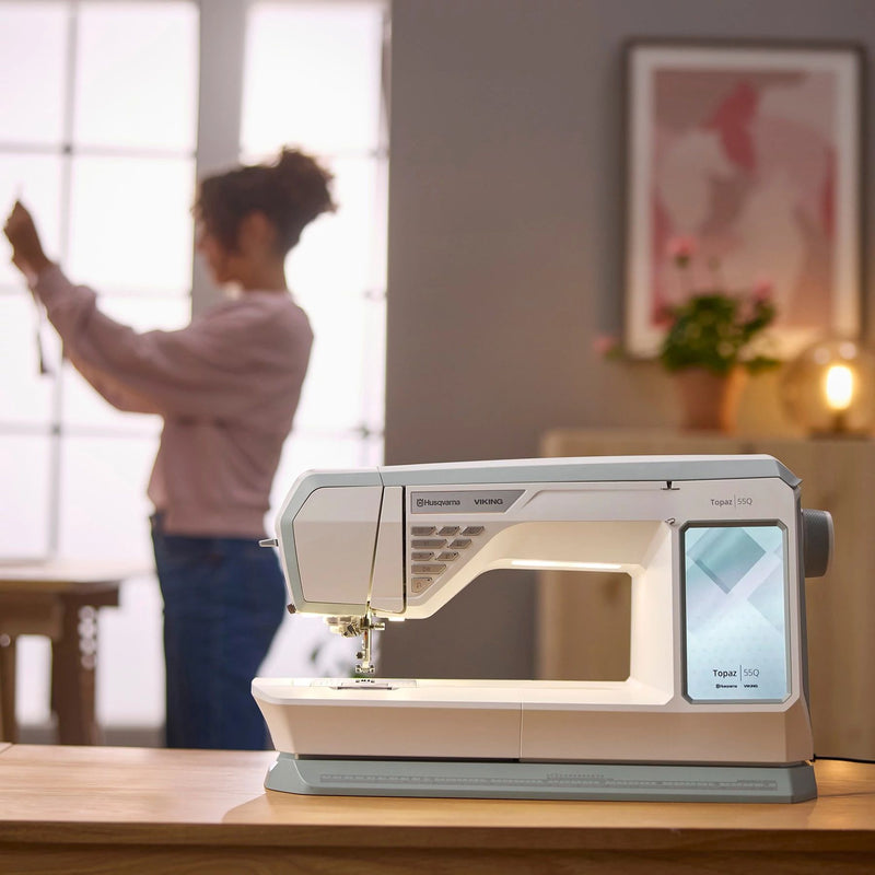 Husqvarna® Viking® Topaz™ 55Q Sewing Machine – CREATIVATE™ WiFi – JoyOS Advisor™ – 7” Touchscreen