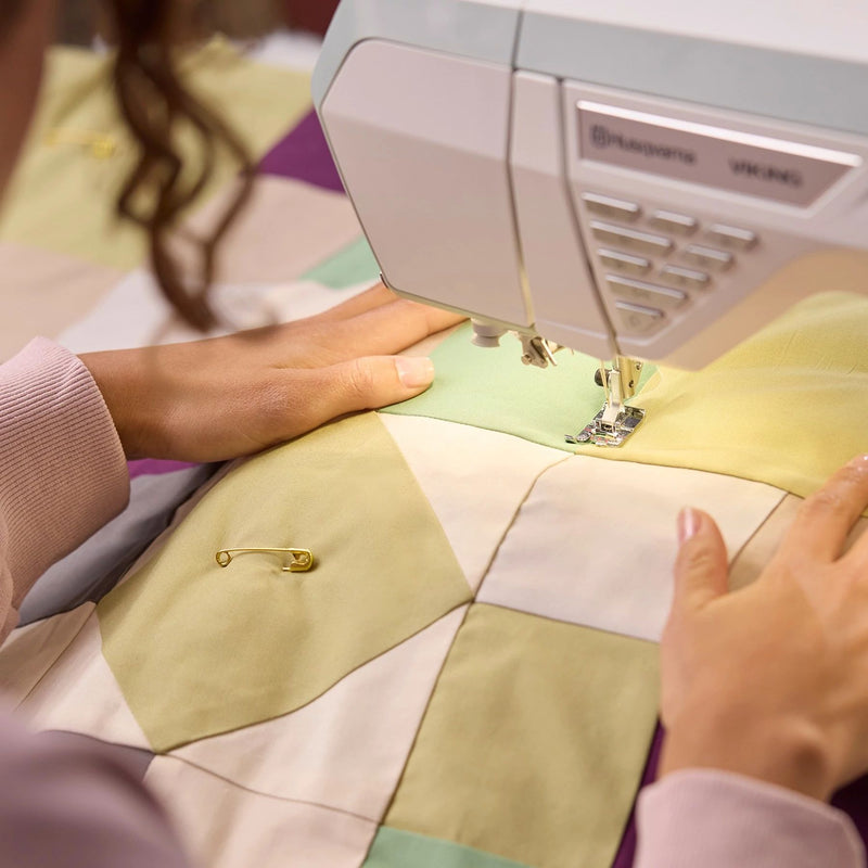 Husqvarna® Viking® Topaz™ 55Q Sewing Machine – CREATIVATE™ WiFi – JoyOS Advisor™ – 7” Touchscreen